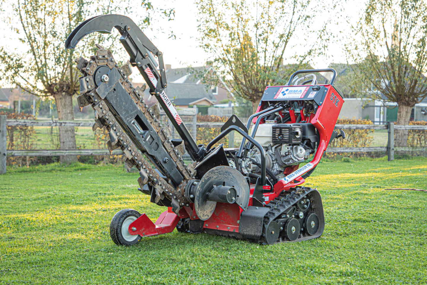 ketting sleuvengraver 65 cm diep 12 cm breed  zelfrijdend op rupsen benzine