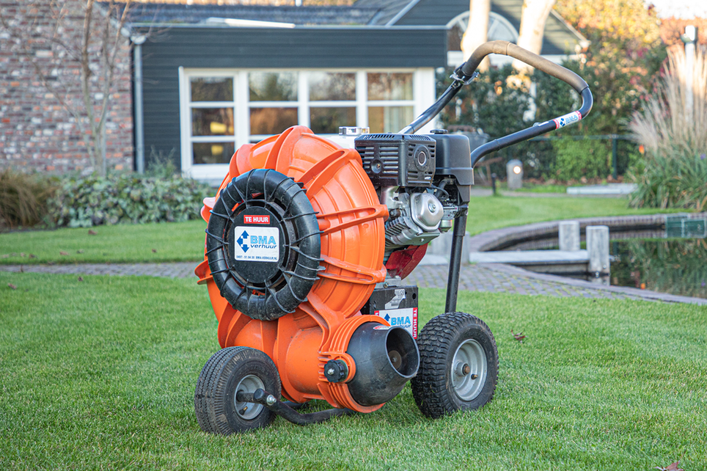 blad blazer duuw model op wielen benzine