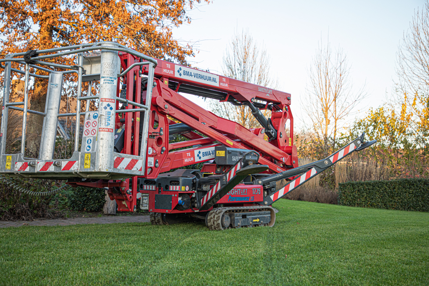 17 meter werkhoogte 80/ 110 cm breed benzine/ 230 volt